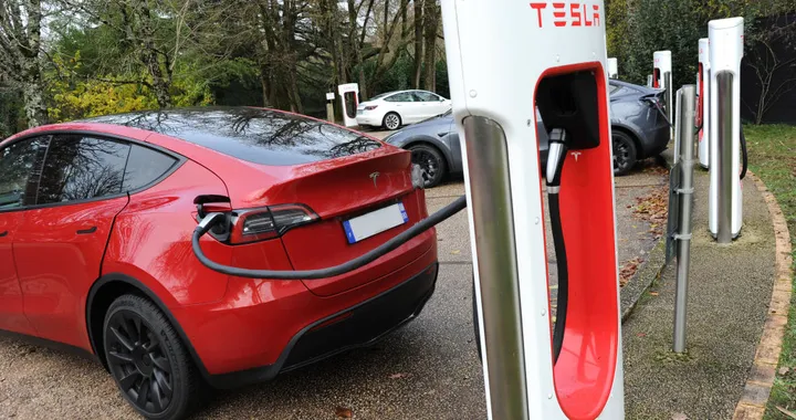 Tesla in picchiata verticale, azioni in calo: -42% in appena due mesi