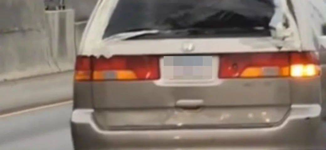 Vecchia auto viaggia con una ruota che trema pericolosamente [Video]