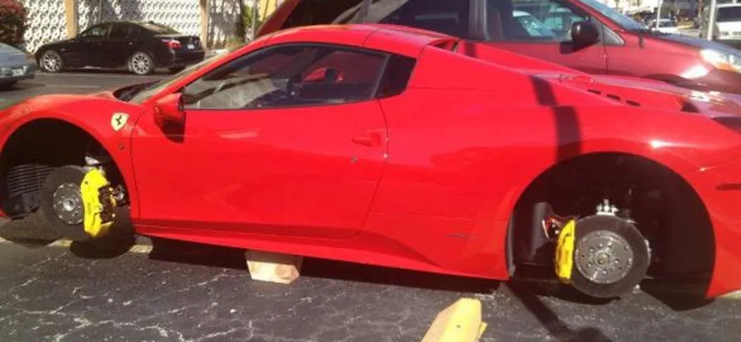 Anche una Ferrari 458 Spider può finire sui mattoni...