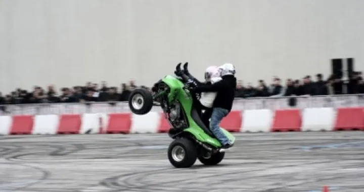 Foto del giorno:  stunt-man italiano su quad