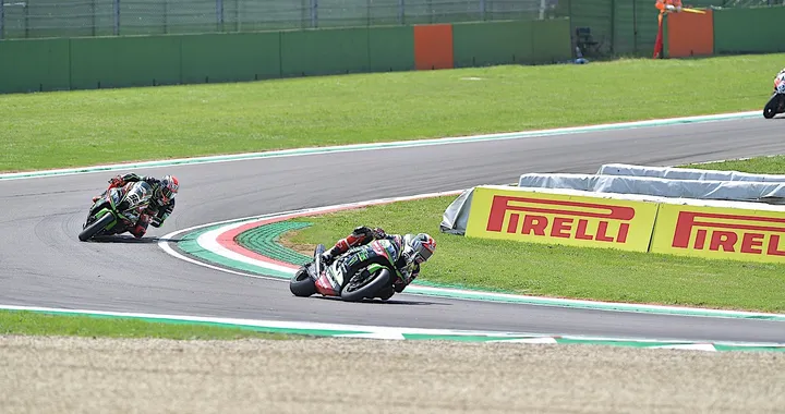 SBK Imola Gara1, Rea fa il vuoto. Dominio Kawa. Podio di Melandri