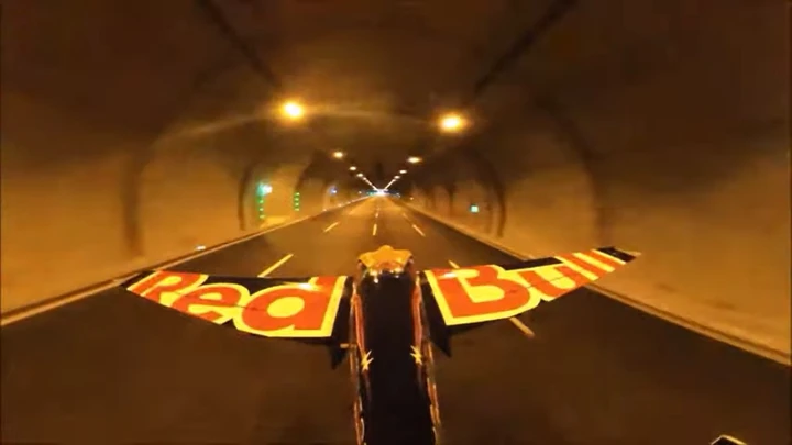 Nel tunnel autostradale in aereo a 245 km/h: l'italiano Dario Costa è da record [Video]
