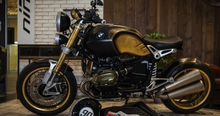 La BMW R nineT si veste di tatuaggi
