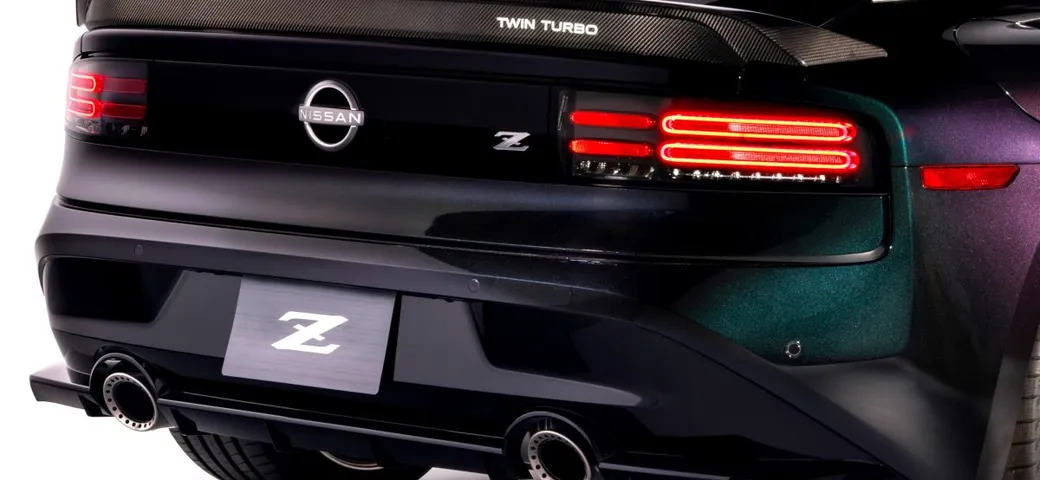 Nissan Z Heritage Edition 2026: omaggio alla 300ZX con stile retrò e dettagli esclusivi