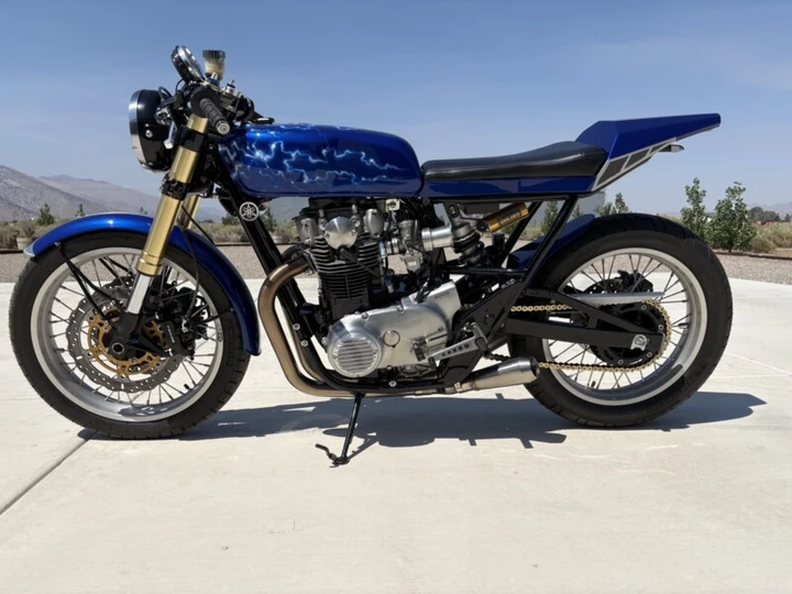 Yamaha XS650 Xcess: la café racer 700 da 70 CV con parti GSX-R
