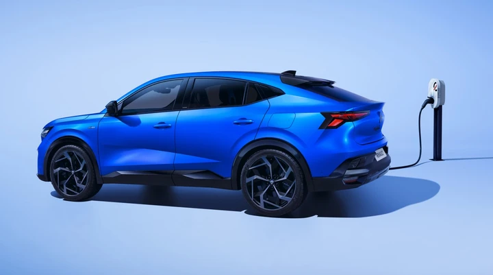 Renault Rafale E-Tech 4x4: c'è l'inedito motore E-Tech hybrid ricaricabile da 300 CV [VIDEO]