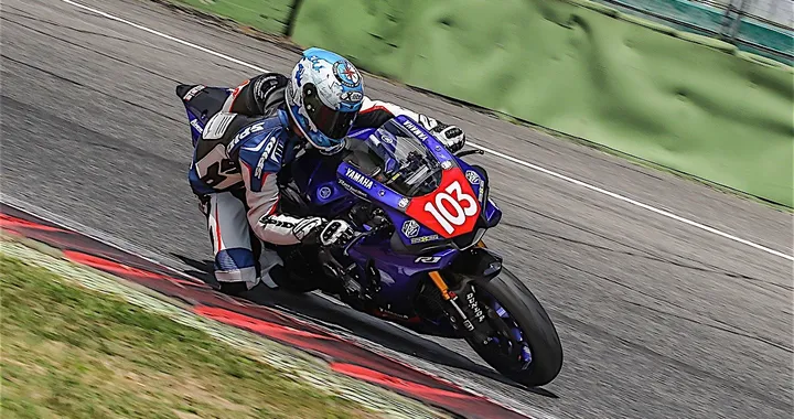 Yamaha YZF-R6 VS YZF-R1: la nostra prova