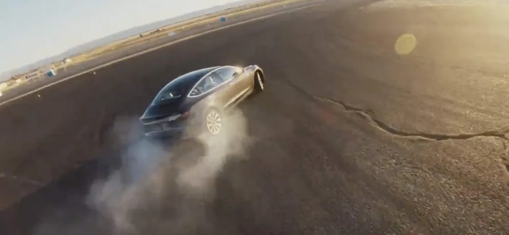 Auto elettriche: Tesla annuncia il Track Mode