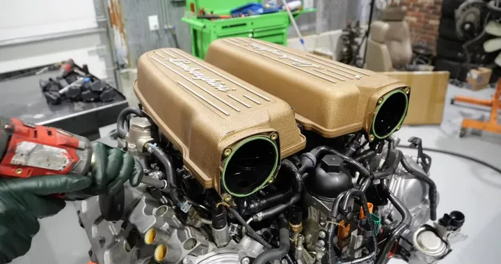 Il motore V10 Lamborghini smontato rivela un grosso mistero