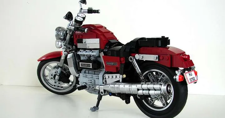 Triumph Rocket III: la maxi-cruiser britannica in LEGO