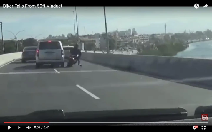 Tampona un'auto in autostrada e cade dal ponte [Video]