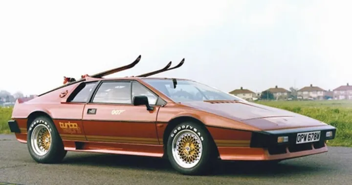 La Lotus Esprit compie mezzo secolo: un'icona, anche al cinema