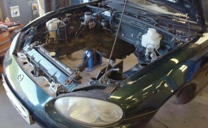 Un V10 su una Mazda MX-5: trapianto di motore estremo