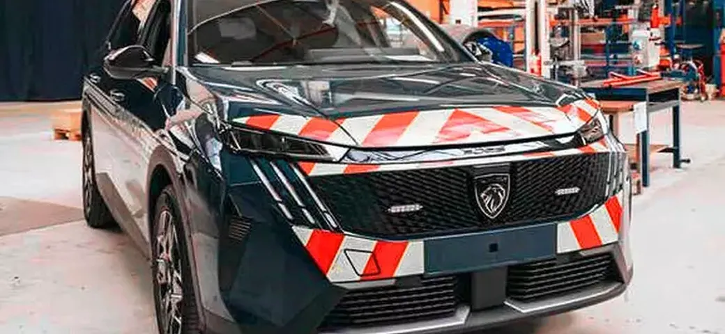 Peugeot 5008 ora indossa la divisa della Gendarmerie: scelta curiosa