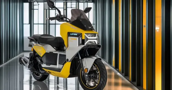 Lo scooter cyberpunk che fa 500 km con un pieno: arriva il Mecha 125