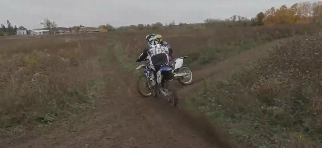 Spaventoso incidente in moto per due fratelli [Video]
