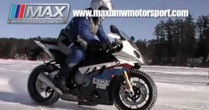 Una BMW S 1000 RR sfreccia sul ghiaccio