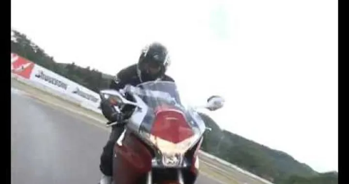 Video Honda VFR1200F in strada ed in pista