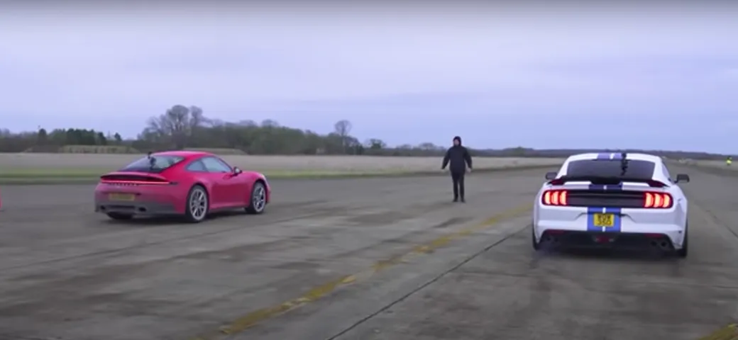 Porsche 911 Carrera contro Shelby GT350, chi vincerà in accelerazione? [VIDEO]