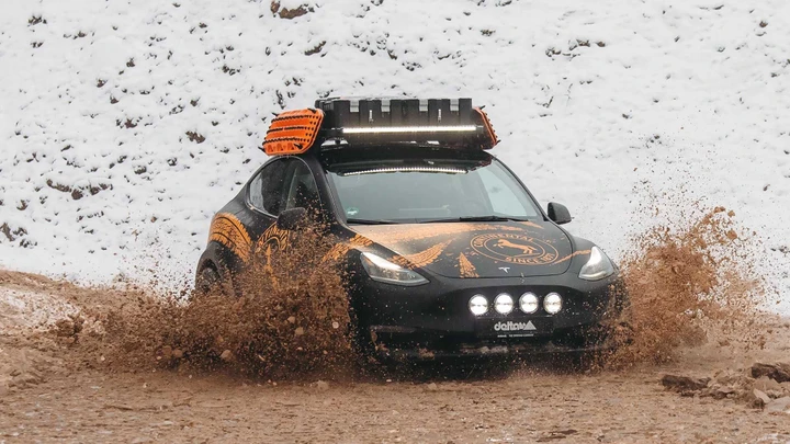 La Tesla Model Y si trasforma in un fuoristrada per andare ovunque