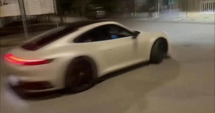 Porsche a noleggio si ribalta a 250 km/h, tre giovani perdono la vita