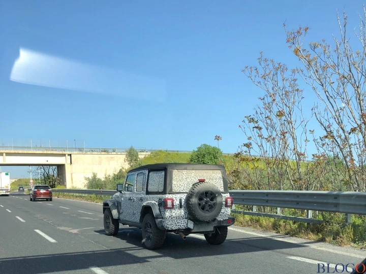 Jeep Wrangler: foto spia della nuova generazione