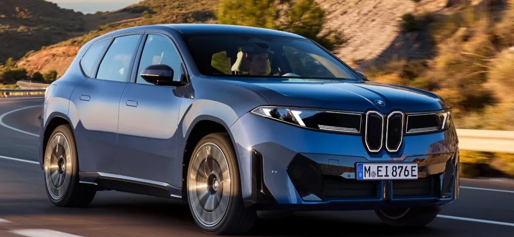 BMW iX3: rivoluzione elettrica e design minimalista per il nuovo SUV bavarese