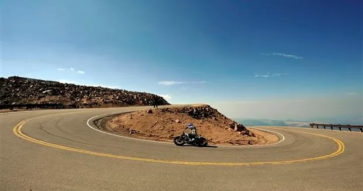 Pikes Peak 2015: sfida Ducati Panigale 1299 contro Kawasaki H2 [Video]