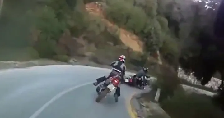 Olio in strada ed è una carambola di moto [video]