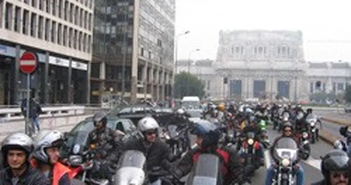Motocivismo in protesta davanti alla Provincia e Comune di Milano