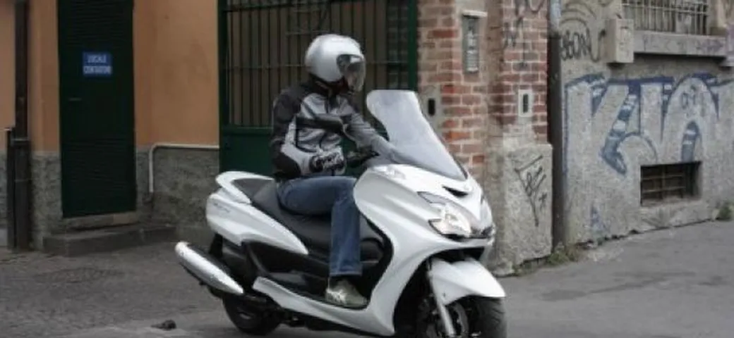 Test Yamaha Majesty 400 2009 day by day: buon sangue non mente
