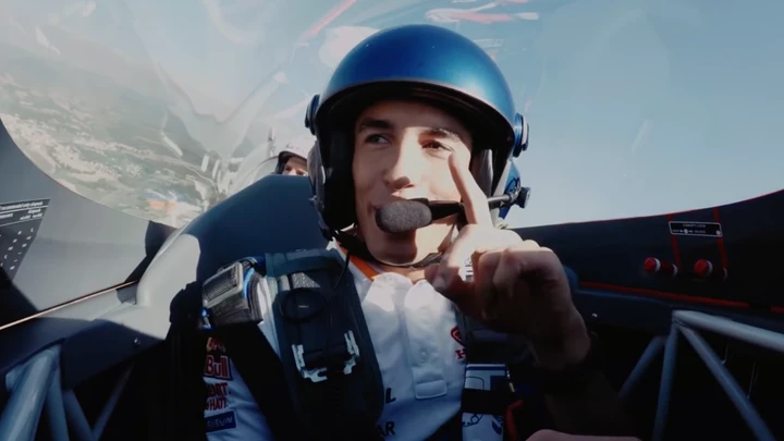 Marc Marquez, evoluzioni mozzafiato a bordo dell'aereo acrobatico [Video]