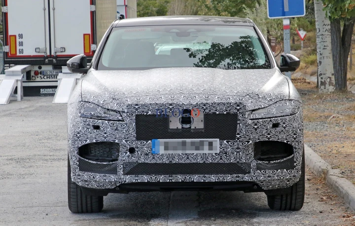 Jaguar F-Pace: prime foto spia della versione restyling