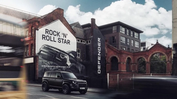 Land Rover Defender al fianco degli Oasis nel tour mondiale