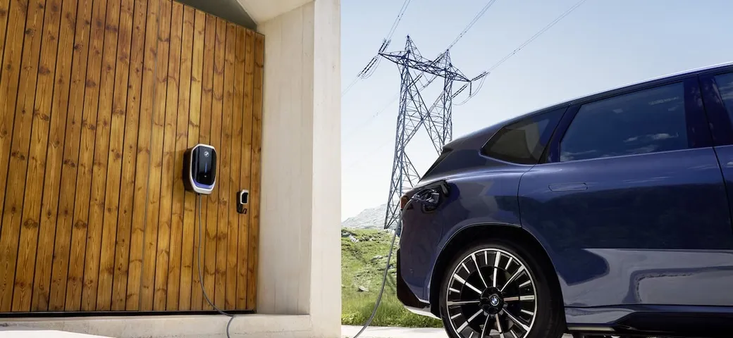 BMW iX3 e la rivoluzione V2G: l’auto elettrica che fa risparmiare fino a 720 euro l’anno