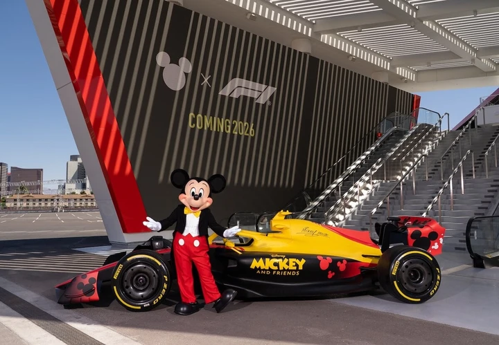 Topolino sale in monoposto: la magia Disney corre in Formula 1
