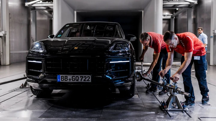 Porsche: come lavora la galleria del vento climatica di Weissach