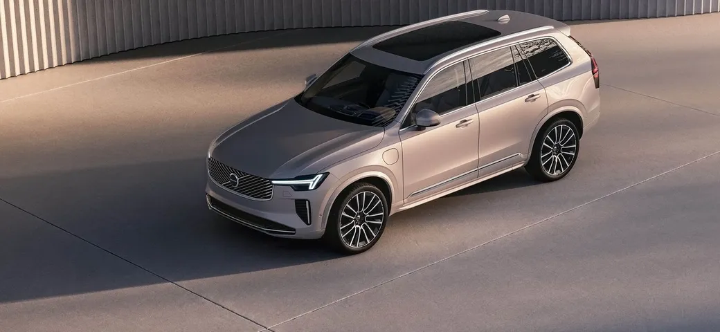 Volvo XC90 2025: restyling, nuove tecnologie e powertrain ibridi per la SUV di lusso