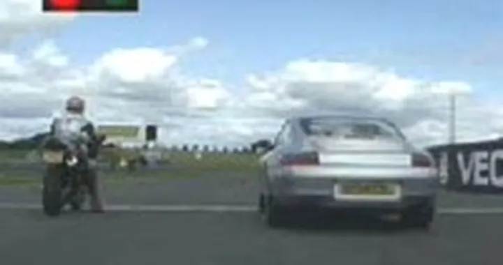 Video Yamaha R1 vs Porsche 911