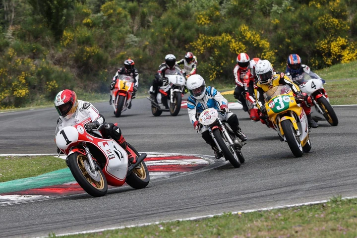 Moto storiche e adrenalina: a Varano va in scena il museo più veloce del mondo