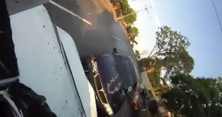 Tamponato da un'auto, decolla e riprende tutto con la videocamera [Video]