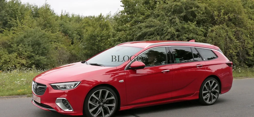 Opel Insignia GSI Sport Tourer: foto spia senza veli