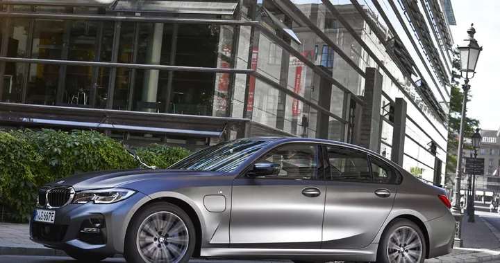 BMW 330e: nuova versione d'accesso alla gamma ibrida plug-in