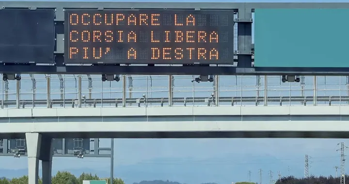 Corsia di destra in autostrada, questa sconosciuta: perché nessuno la usa