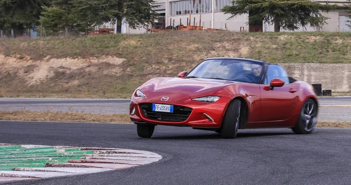 Mazda MX-5 2.0 Sport: prova in pista [Video]