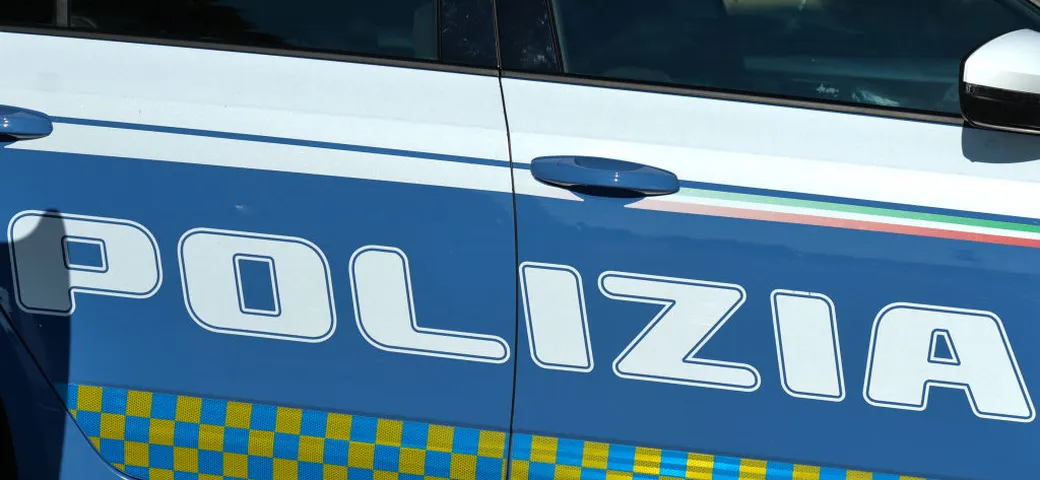 Donna si mette al volante con patente scaduta e con tasso alcolemico cinque volte il consentito causa incidente