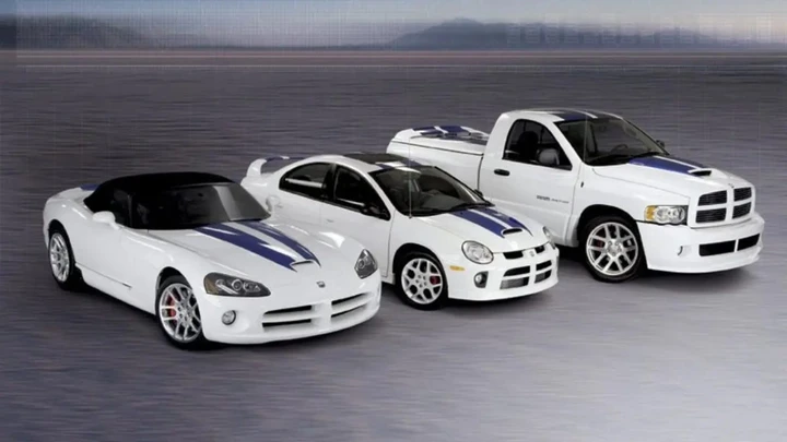 Dodge Neon SRT-4 Commemorative Edition, solo 200 esemplari con le strisce della Viper