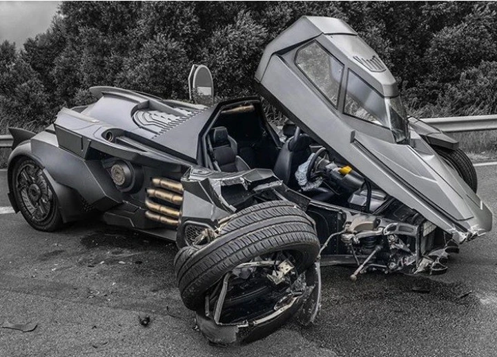 Batmobile si scontra con Renault Scenic: disastro in Francia