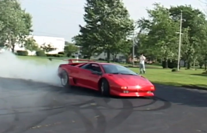 Lamborghini Diablo e Murciélago: uno show fumante [Video]