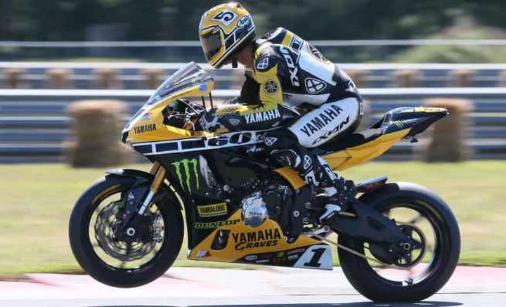 SBK: Colin Edwards prova la Yamaha R1 Superbike 2016